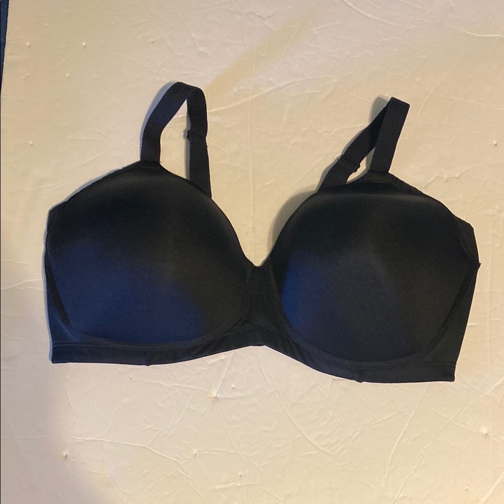 Vanity Fair Black Bra with Molded Cups and Adjustable Straps. Wireless